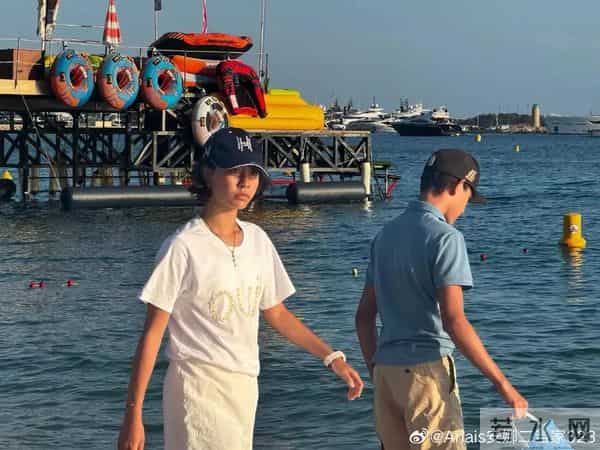 偶遇刘烨儿子陪妹妹霓娜骑马,15岁诺一打扮潦草粗糙,差点认不出