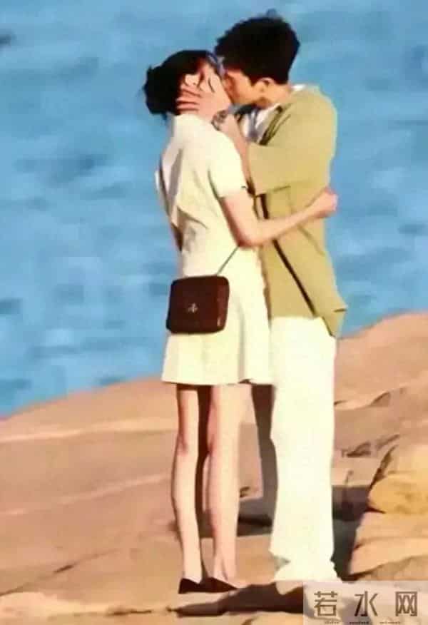 关晓彤海边当众拥吻吻得好认真,看的我都不好意思了