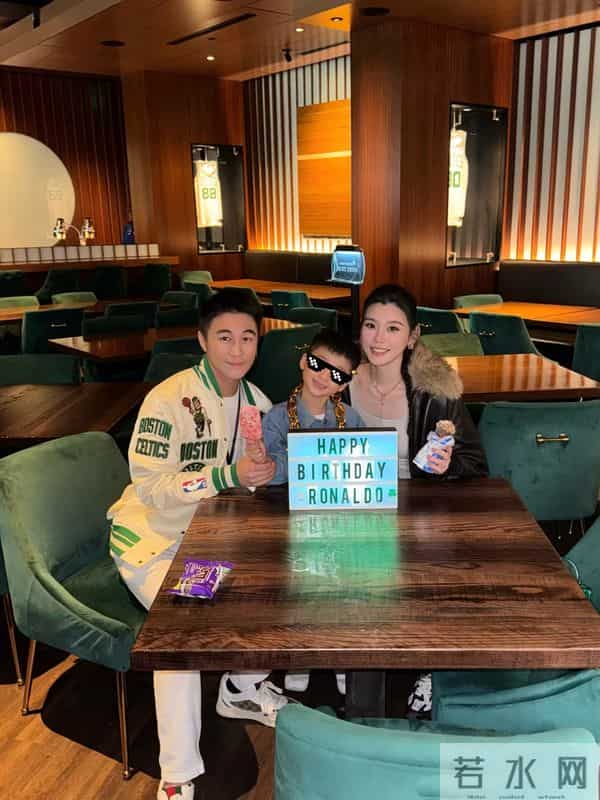 奚梦瑶给女儿庆生,兄妹俩露正脸长很像,4岁Romee背香奈儿好时髦