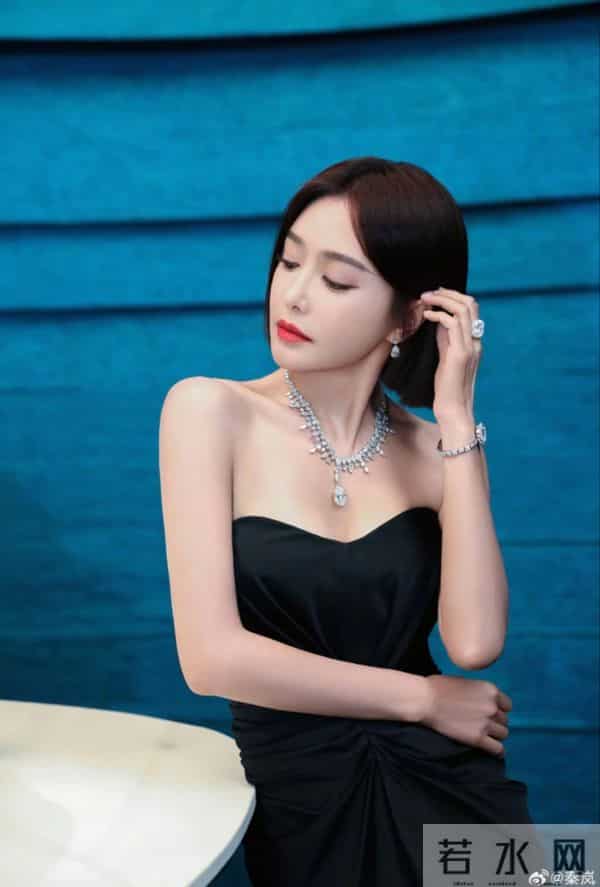 秦岚风采依旧,身材样貌管理的真好,性感黑裙穿搭