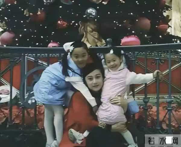 利智和两个女儿的合影,说句不客气的,俩孩子真没母亲漂亮