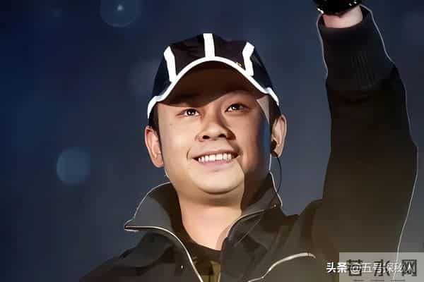 离婚33年后,再看刀郎“和富商私奔”的前妻,她后悔俩字说烂了