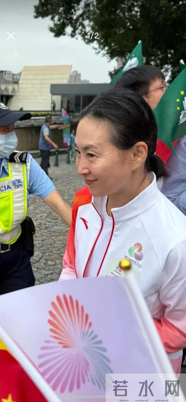 何超琼戴大钻石耳饰很华丽,她的头发白了,她和何超盈女儿合影