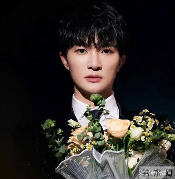 人民日报专访,揭开32岁周深的真实处境,原来那英说的一针见血