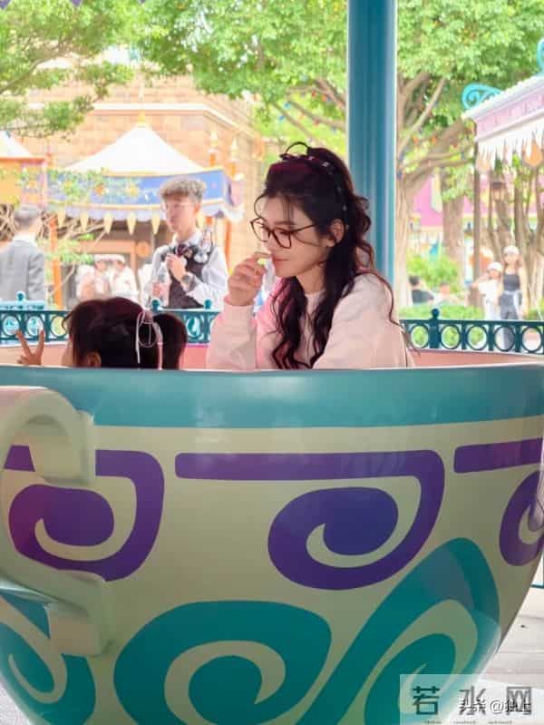 迪士尼偶遇何猷君一家,4岁女儿背1.7万挎包,奚梦瑶本人美到失语