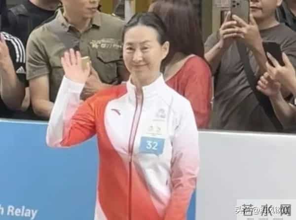 何超琼传递火炬像换了个人,没珠宝没华服,温柔得像邻家姐姐