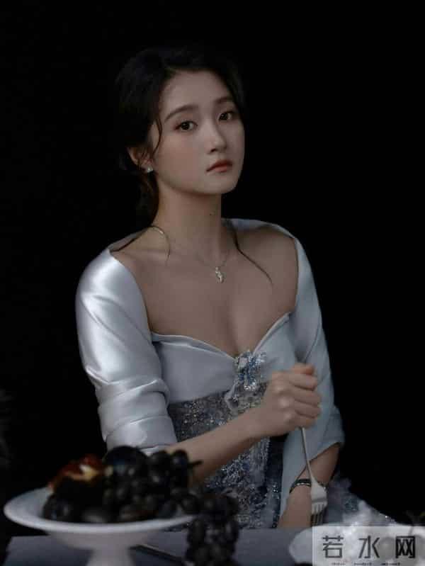 27岁关晓彤最新美照大胆的低胸裙真性感！