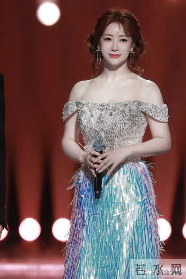 陈紫函仙子美人，姐又穿抹胸纱裙了，真优雅。