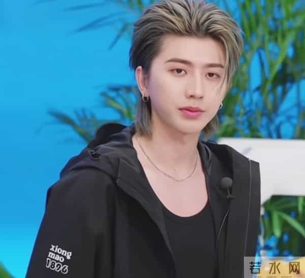 蔡徐坤被曝大瓜，直播间状态尴尬，粉丝直呼心疼！