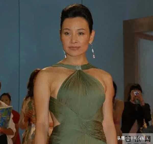 让春晚导演给全国观众道歉，入美国籍后却回国捞金，她有什么来头