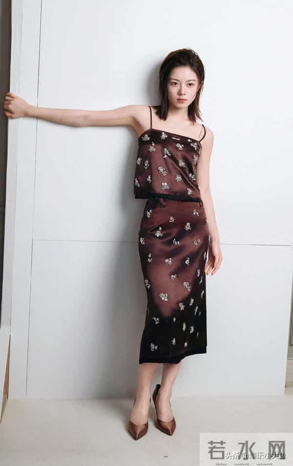 赵今麦今日新物料释出,穿吊带印花连衣裙,妆容淡雅又美又瘦!
