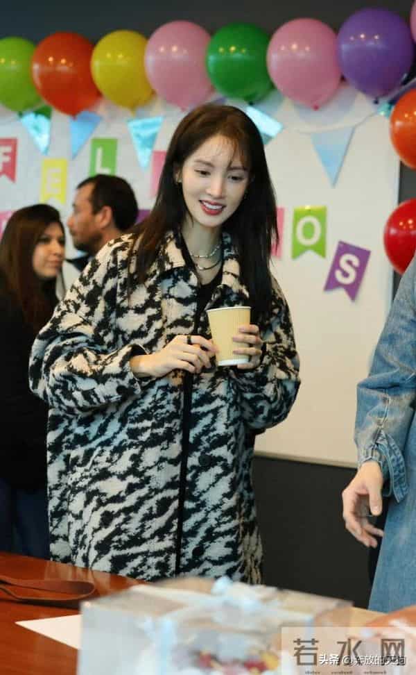 34岁金晨增肥后大变样,穿灰色大衣坐公交像少女,美得像换了个人