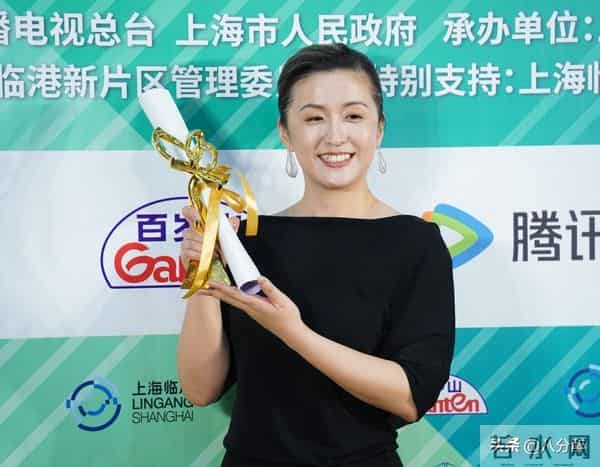 金牌编剧秦雯爆袭警后,网友联名要求剥夺其‘三八红旗手’荣誉