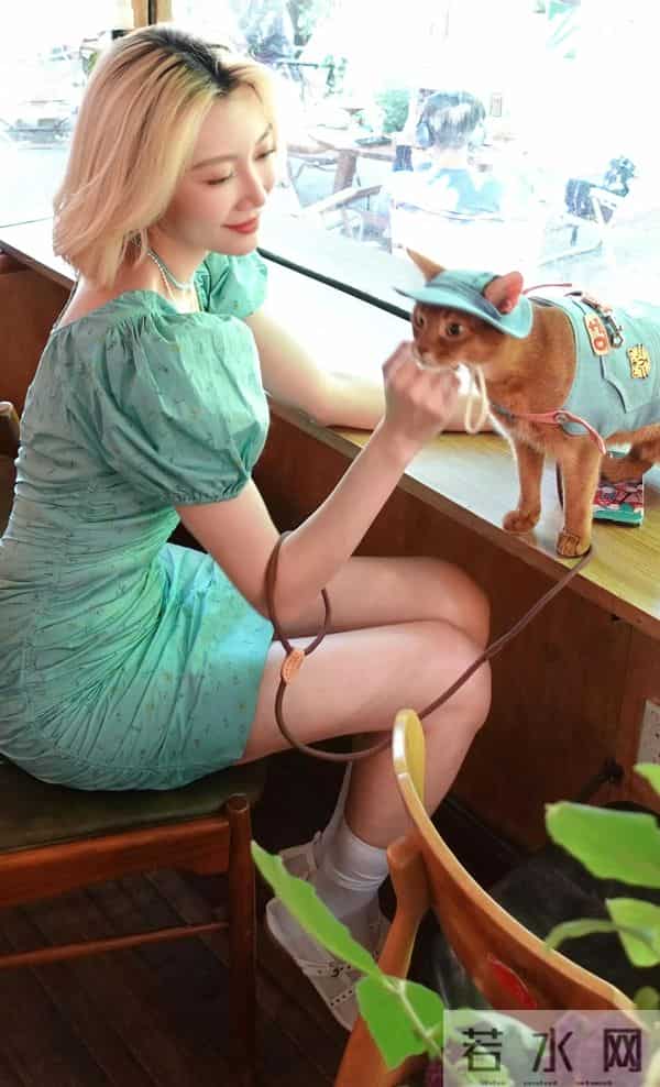 李斯羽“灰白袜”造型出圈!这大长腿谁看了不迷糊