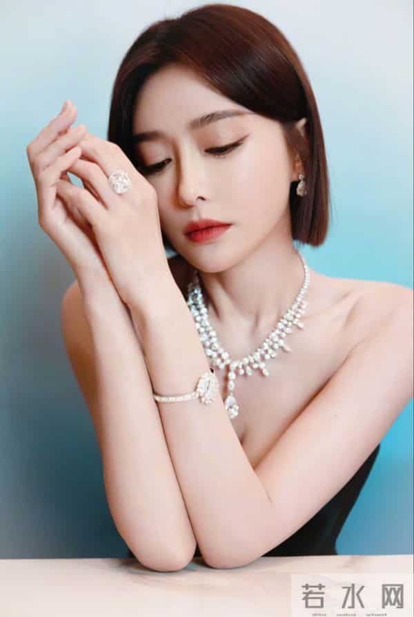 秦岚风采依旧,身材样貌管理的真好,性感黑裙穿搭