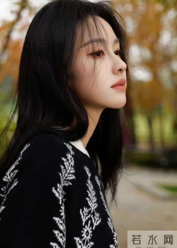 女星陈都灵与秋风约会:谱写梦幻篇章!