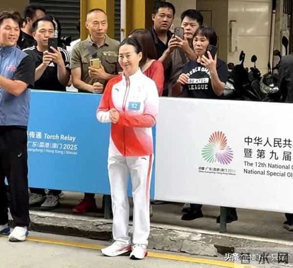 何超琼澳门火炬传递 扎马尾穿运动服优雅 挥手亲和力 真人温柔有气质