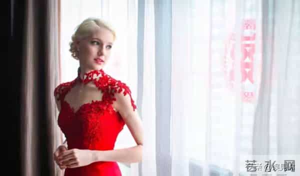 撒贝宁随李白回加拿大探亲,俩人带着龙凤胎闲逛,都不上班好悠闲