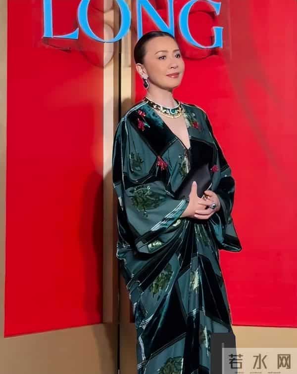 江苏珠宝晚宴,刘嘉玲真空上阵,徐璐瘦成皮包骨,颖儿嘴歪成这样