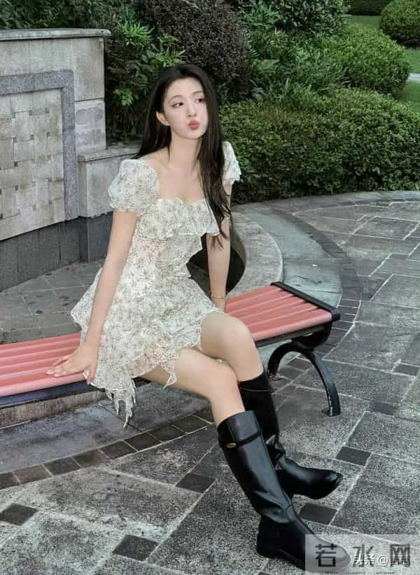 王楚然 蜂腰长腿肌肤如雪,笔直修长大白腿,不愧是上戏校花