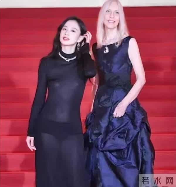 32岁李梦红毯造型屡破尺度,为何从不穿内衣真空秀背深V博出位吗