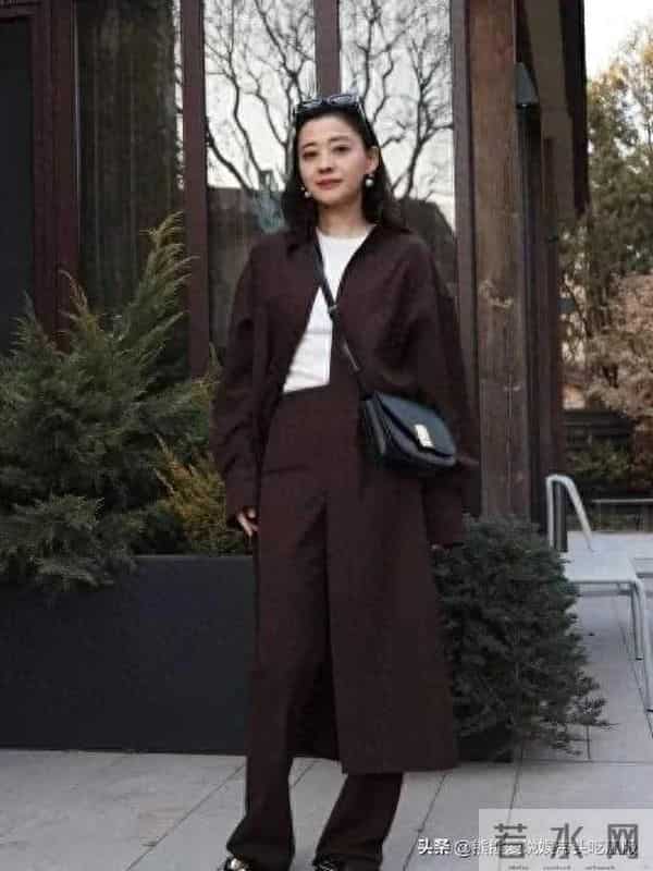 梅婷瘦身后气质大变!棕色大衣+白长T+阔腿裤,时髦减龄又高级!