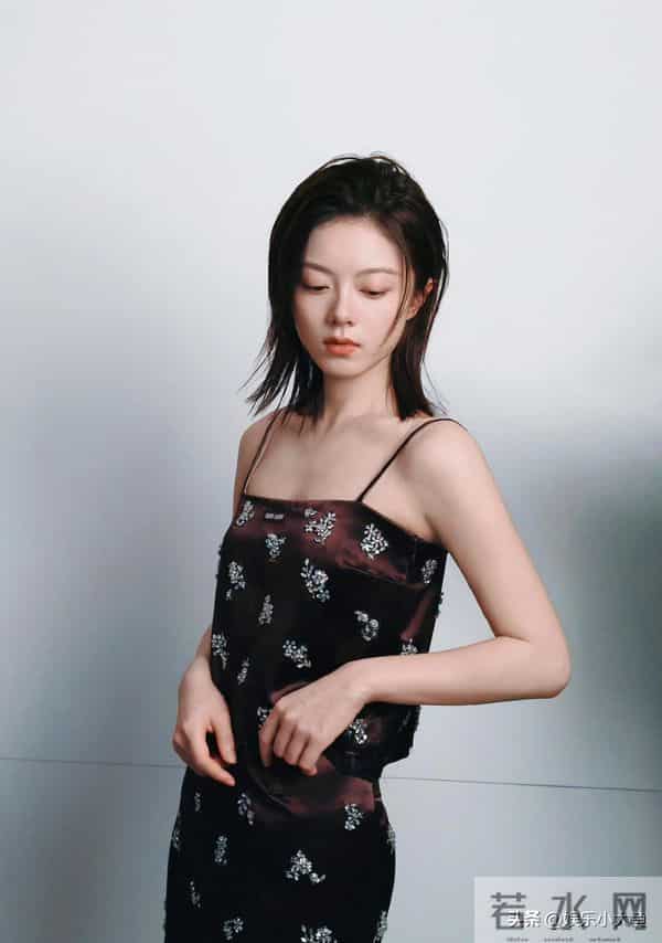 赵今麦今日新物料释出,穿吊带印花连衣裙,妆容淡雅又美又瘦!