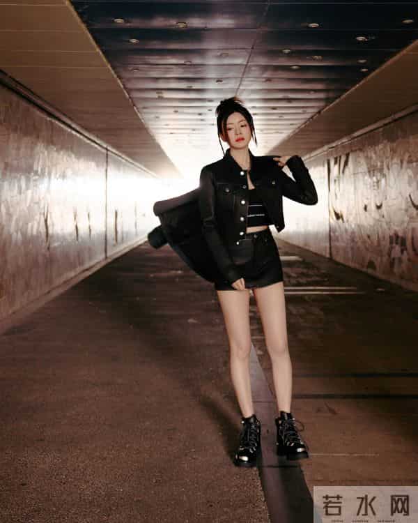 陈妍希短皮裙穿搭写真,好美啊,腿真嫩