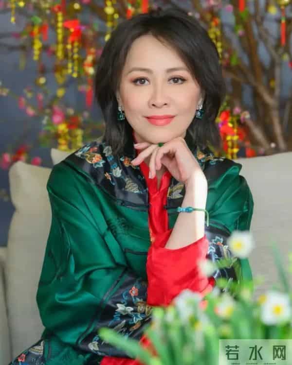 江苏珠宝晚宴,刘嘉玲真空上阵,徐璐瘦成皮包骨,颖儿嘴歪成这样