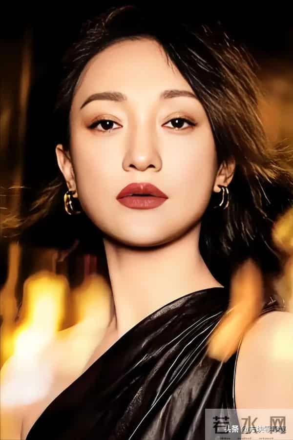 50岁周迅头发花白,瘪嘴模样一脸老态认不出,无儿无女成最大遗憾