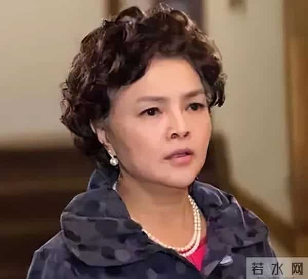 她5岁出道,13岁被逼着打抑制发育针,如今60多岁依然顶着一张童颜