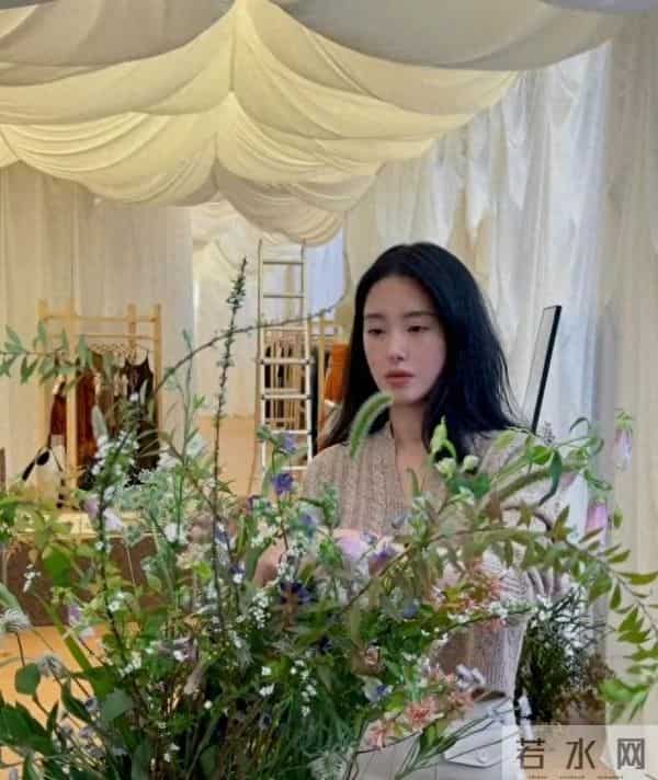 杨采钰上海办义卖会,亲妈出场比她还有气质,一身大牌贵气又年轻