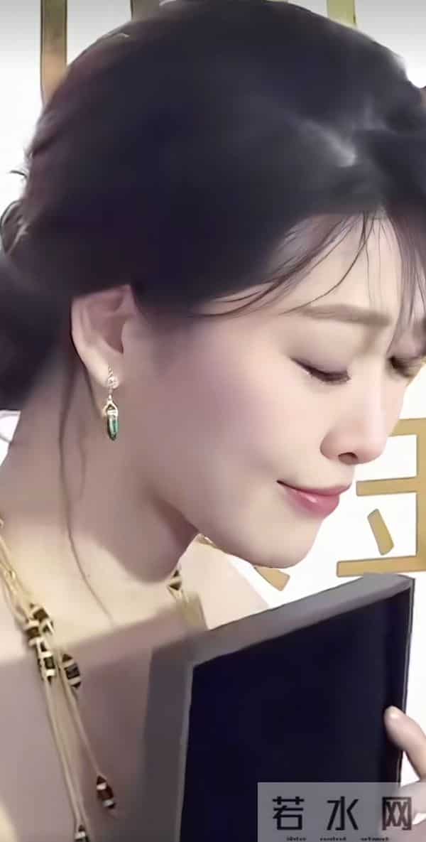 周丽淇真是360度的美,眼睛有特点,会放电,皮肤也是白皙无暇