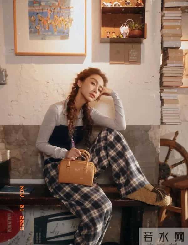 Angelababy现身上海街头,穿格子长裤,一身打扮时髦,少女感十足