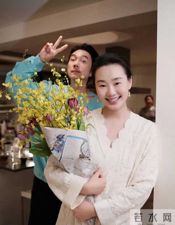 林依轮晒照为儿子庆生，一家四口共用一张脸，父子嫩得像兄弟