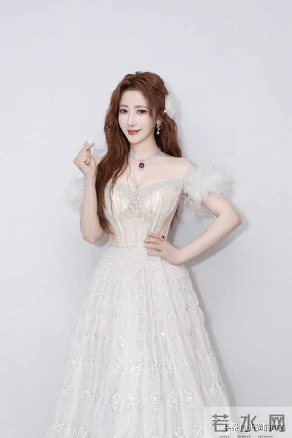 陈紫函仙子美人，姐又穿抹胸纱裙了，真优雅。