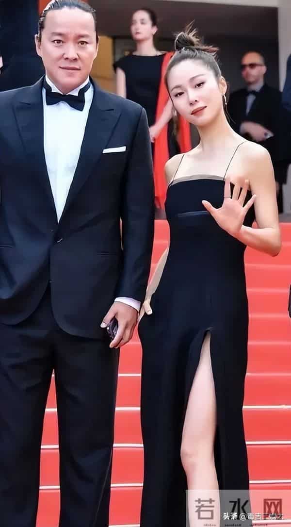 到处认干爹干哥,在男人堆里游刃有余,“顶级绿茶”江一燕现形记