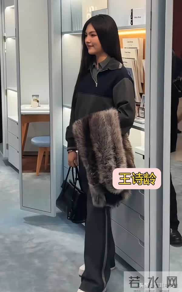 王诗龄现身上海参加活动，这次衣服穿对了，与何超莲同框好养眼