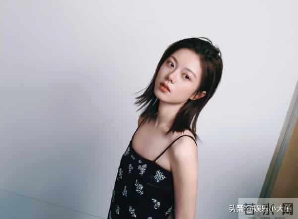 赵今麦今日新物料释出,穿吊带印花连衣裙,妆容淡雅又美又瘦!