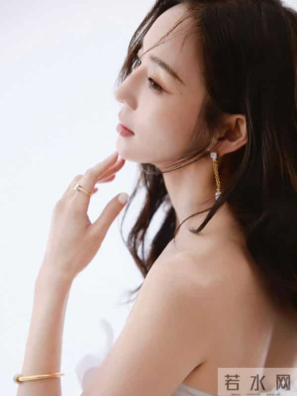 张钧甯纯白碎花抹胸连衣裙