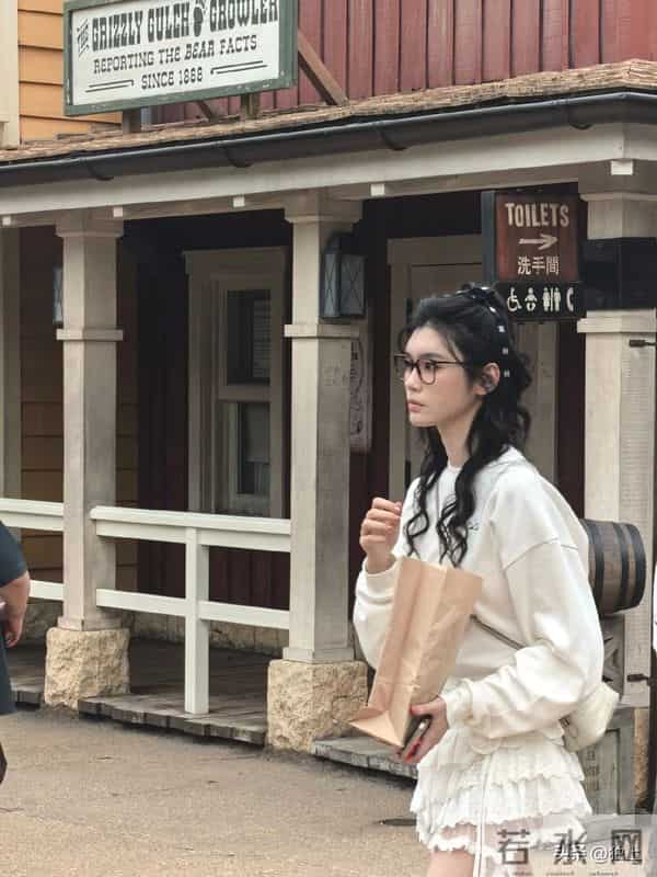 迪士尼偶遇何猷君一家,4岁女儿背1.7万挎包,奚梦瑶本人美到失语