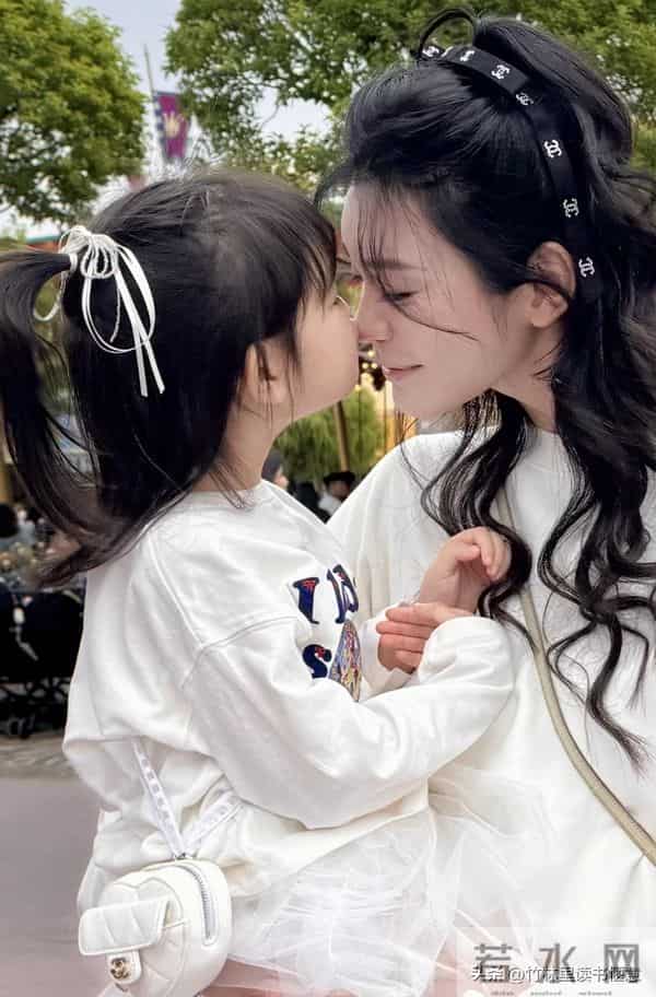 奚梦瑶晒4岁二胎女儿,Romee背香奈儿像洋娃娃,母女俩白到发光