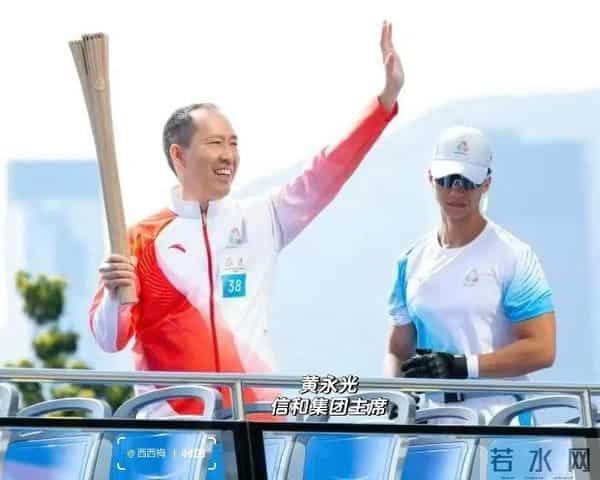 何超琼戴大钻石耳饰很华丽,她的头发白了,她和何超盈女儿合影