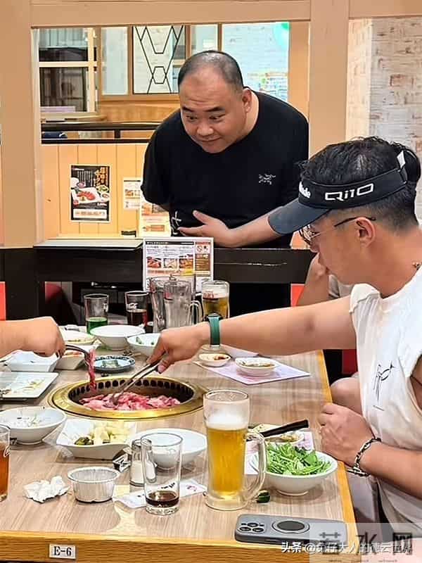 德云社侯震发文,女儿15岁生日,送祝福、晒蛋糕,父女二人一般高