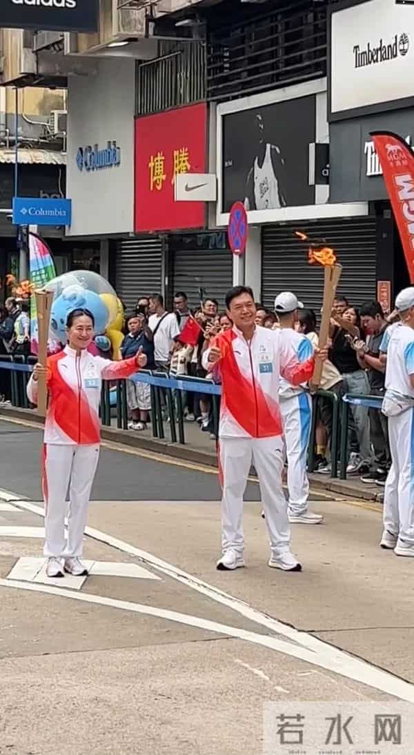 何超琼戴大钻石耳饰很华丽,她的头发白了,她和何超盈女儿合影