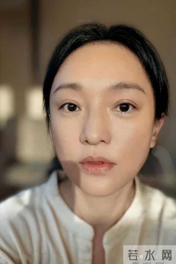 50岁周迅头发花白,瘪嘴模样一脸老态认不出,无儿无女成最大遗憾