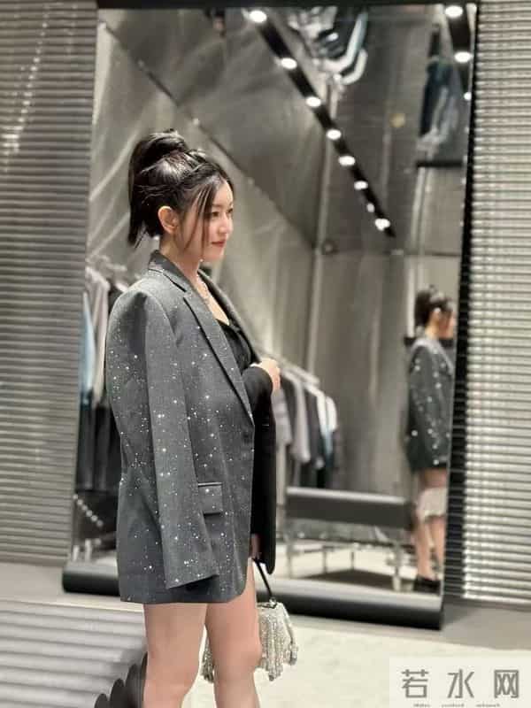 42岁陈妍希亮相活动,亮片西装配超短裤又美又飒,看着像二十出头