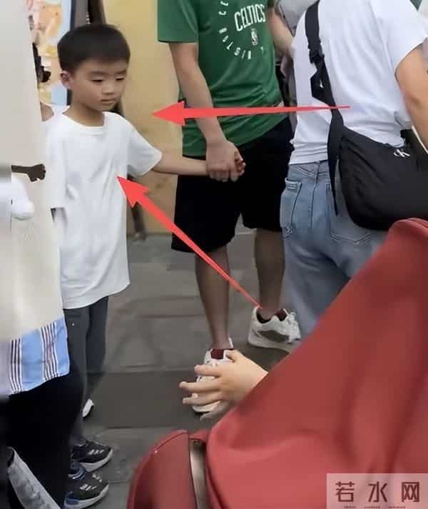 奚梦瑶给女儿庆生,兄妹俩露正脸长很像,4岁Romee背香奈儿好时髦