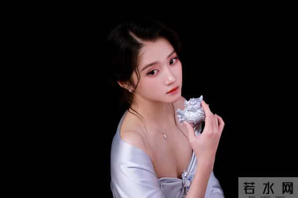 关晓彤的礼服会讲故事!银灰披风抹胸镶钻裙,灵动得像偷了仙女裙