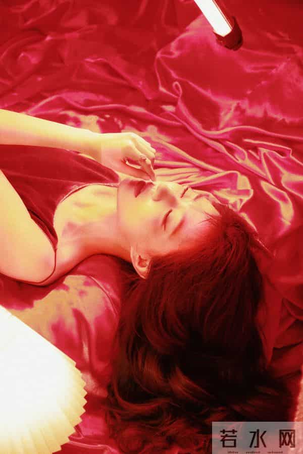 真看不出来 徐璐挺放的开的 蹦迪嗨玩 肚兜美背撩人